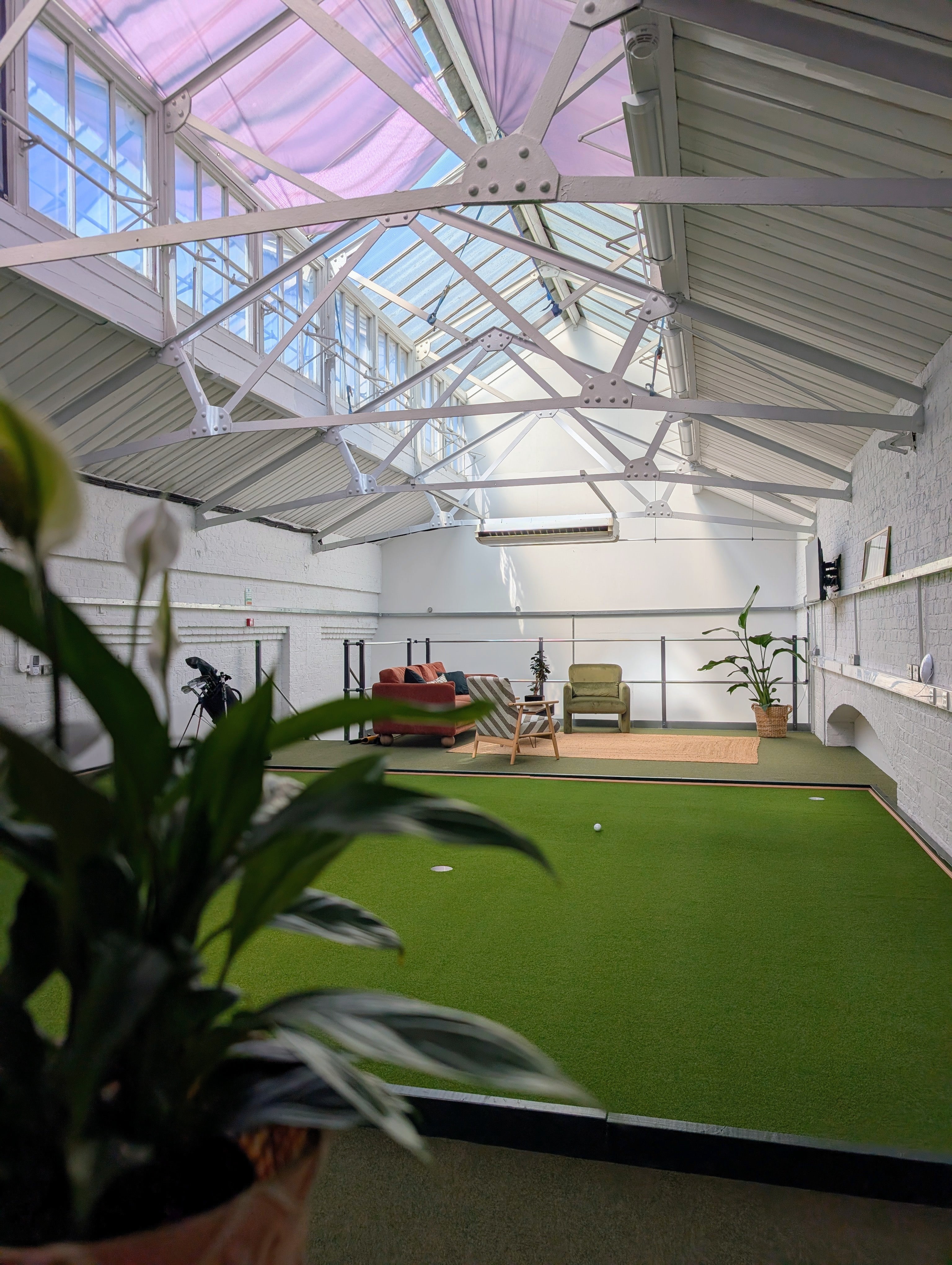 Flexible Corporate Golf Events in London: Why Indoor Simulators Beat the Course Every Time...